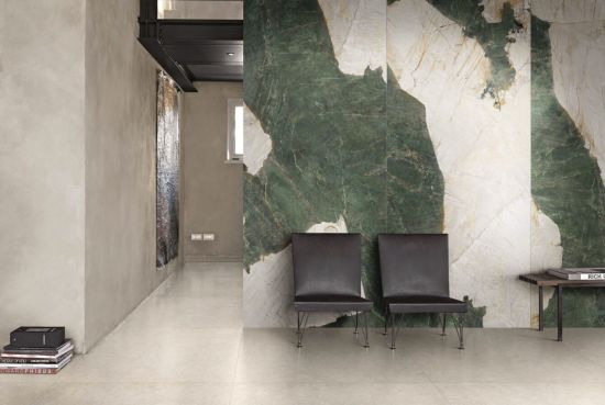 Zbliżenie na białą umywalkę ze złotą baterią na tle ściany z płyt Florim Heritage Luxe Heritage Aqua. Widoczne połączenie ciemnozielonego marmuru z jasnym, żyłkowanym onyksem.