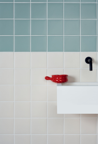 Łazienka, biała podwieszana umywalka, czarna bateria podtynkowa, połowa ściany wyłożona płytkami Pixel41 34 Celadon 11,55x11,55 płytka dekoracyjna